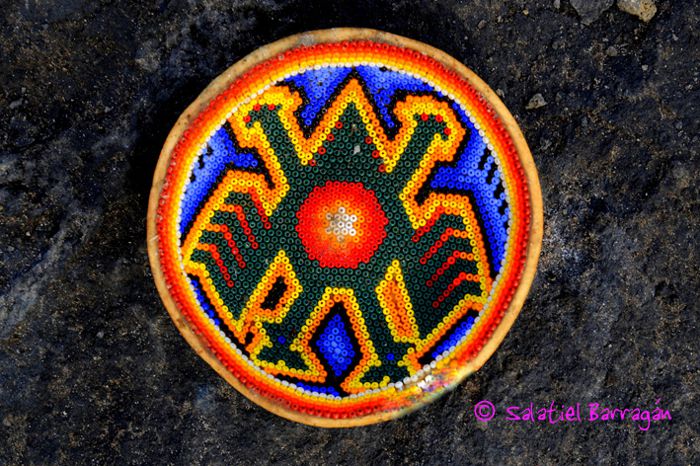 Ofrenda Huichol, jícara colorida en SLP