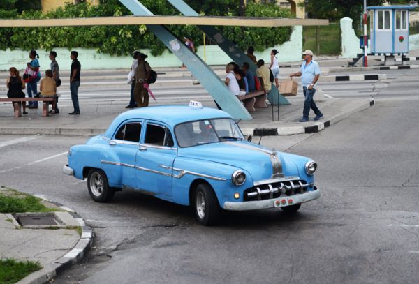 Auto Almendrón en la ciudad de la Habana, usado como taxi colectivo.