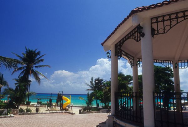 Kiosco con techo de tejas junto al mar Caribe, en Playa del Carmen, Q. Roo.