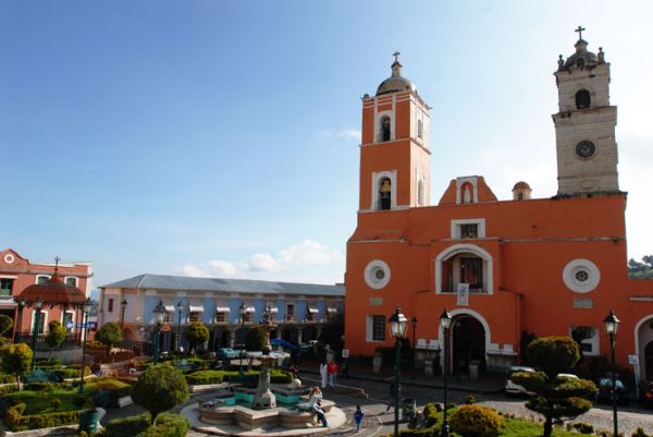 Plaza principal con bello kiosco de cobre y Parroquia de Nuestra Señora del Rosario, Real del Monte, Hgo.