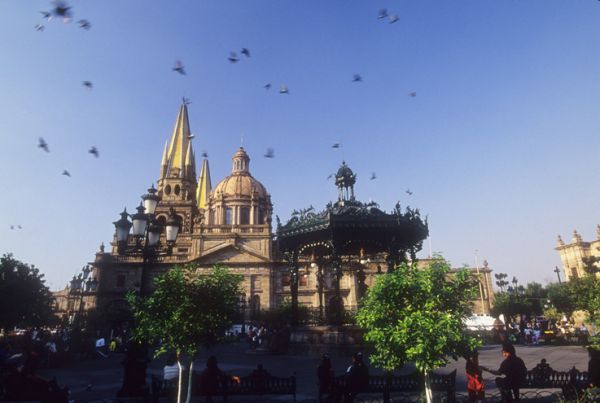 Kiosco estilo francés entre los más bellos de México, está junto al Ayuntamiento y la Catedral de Guadalajara, Jal.