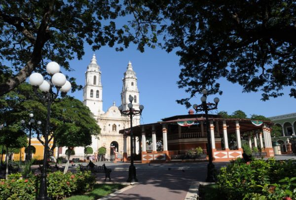 Plaza de la Independencia, kiosco y Catedral de Campeche.