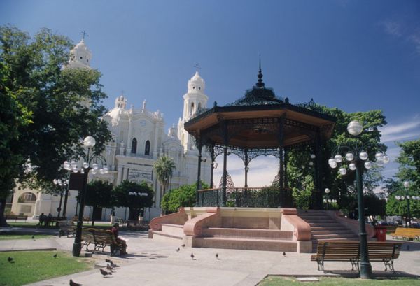 En Plaza Zaragoza destaca el kiosco y la Catedral de la Asunción. Hermosillo, Son.