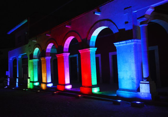 Metztitlán, portales iluminados en la plaza central.