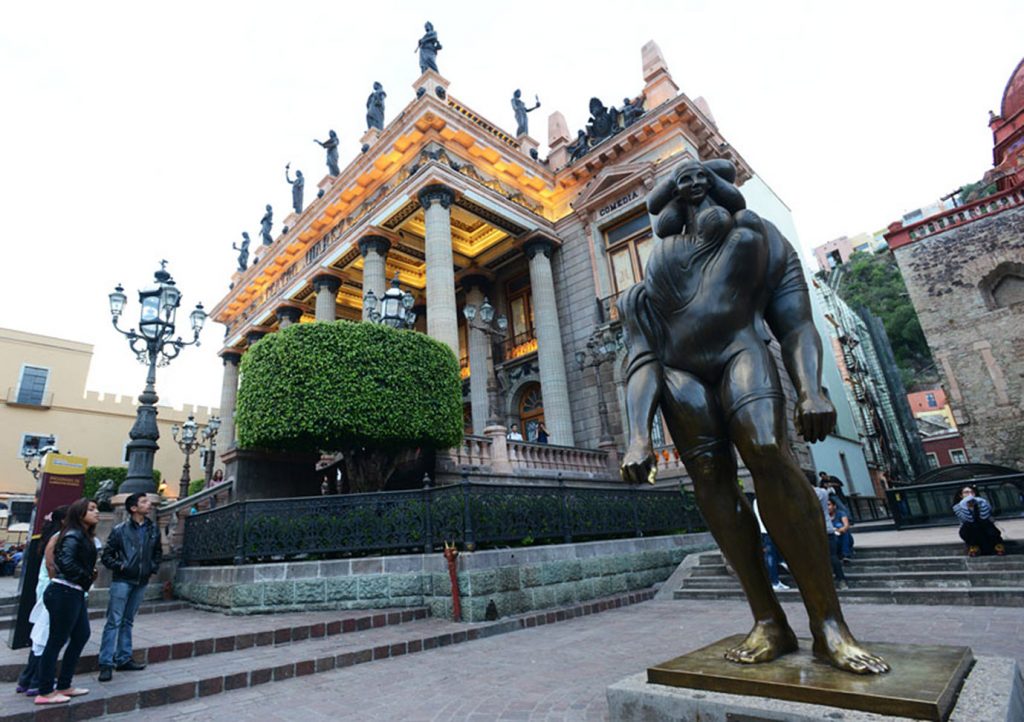 Teatro Juárez y escultura La Giganta de J.L. Cuevas. Guanajuato.